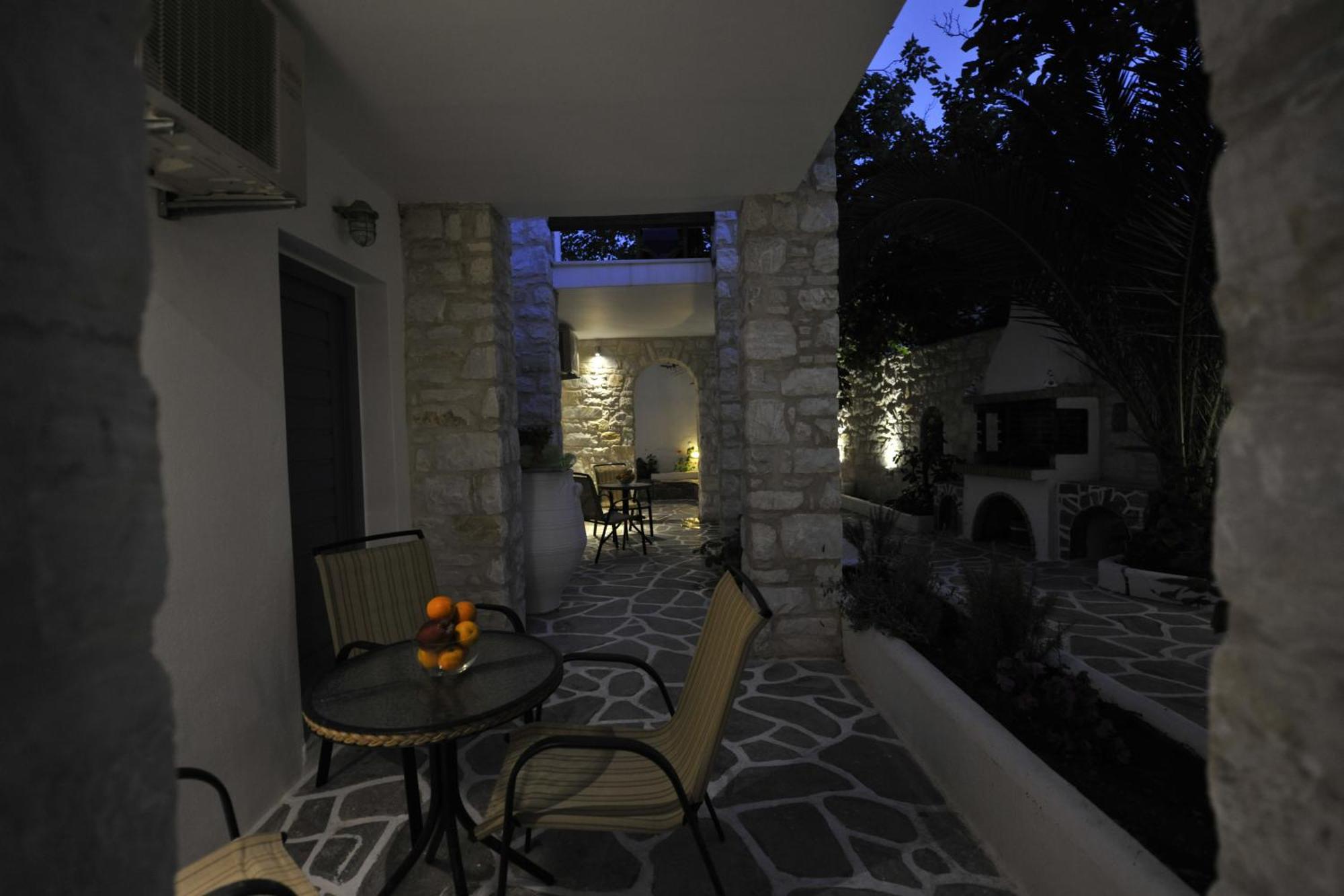 Alexandros Apartments Науса Екстериор снимка